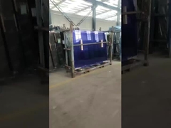 dunkelblaues Reflektionsglas